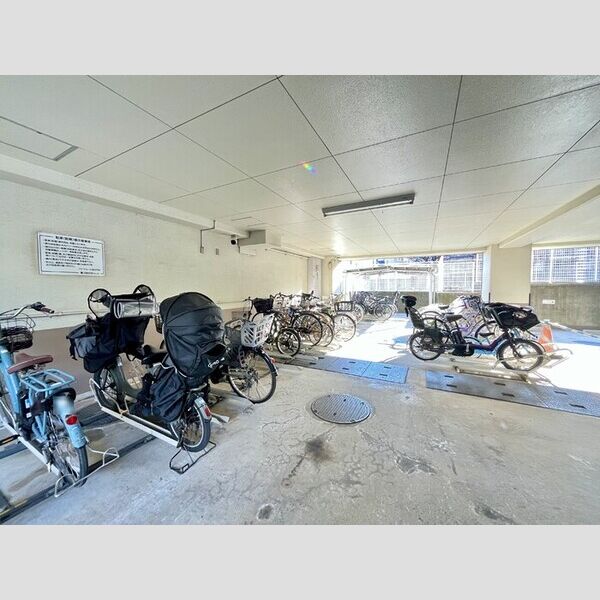フジ・ヴェール毘沙門堂507号室 駐輪場