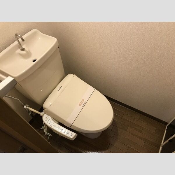 エミネンス201号室 トイレ　温水洗浄暖房便座