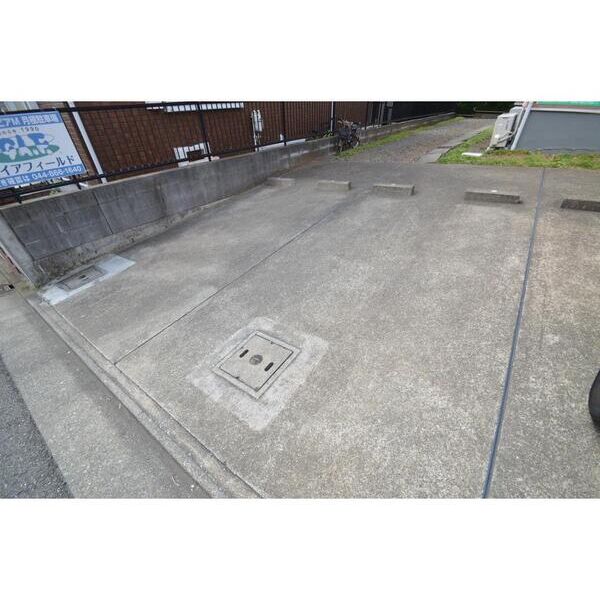 エステートピアM202号室 駐車場