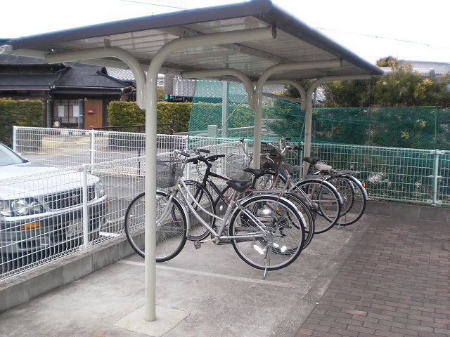 レオパレスフォンターナ108号室 屋根付駐輪場