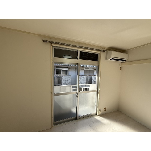 レピュート高岡B リビング