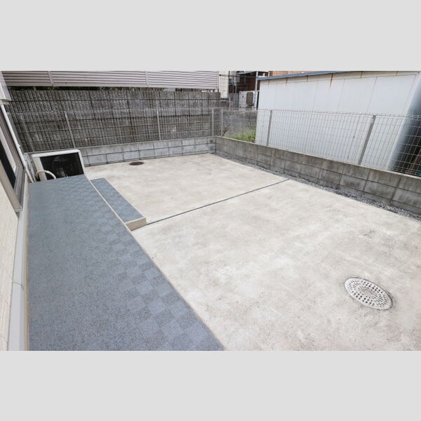 ホワイト・サラ101号室 専用テラス