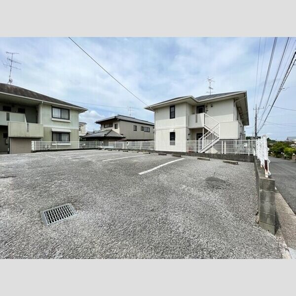 メゾンクレール　四番館 駐車場
