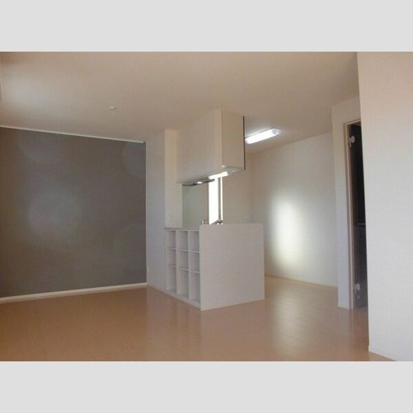 セレーソエステート201号室 ■LDKの壁にはアクセントクロス■