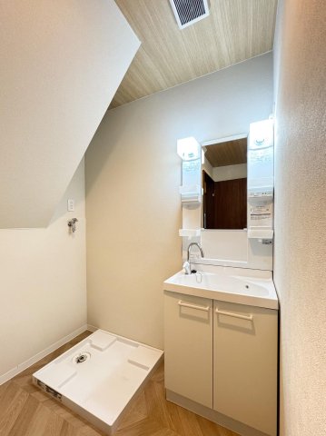 デザイナーズリノベ戸建て 広い洗面所なので収納も置けます