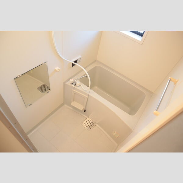 パークレジデンス201号室 窓付き浴室