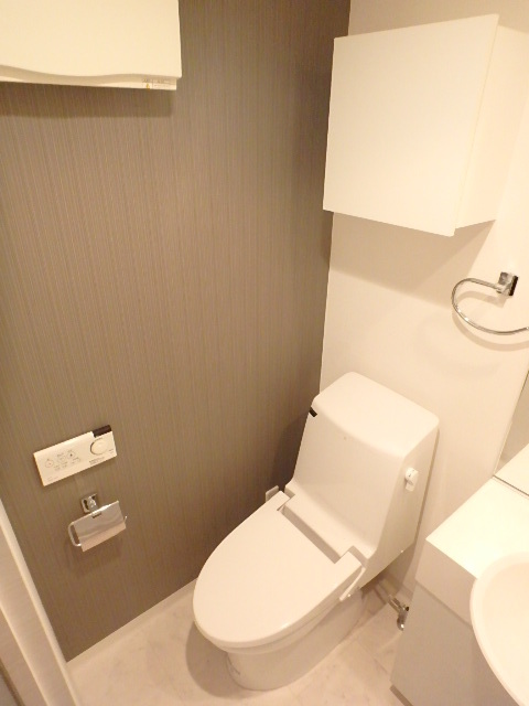 グランド・ガーラ代々木参宮橋3階 壁掛けリモコン式シャワー付きトイレ