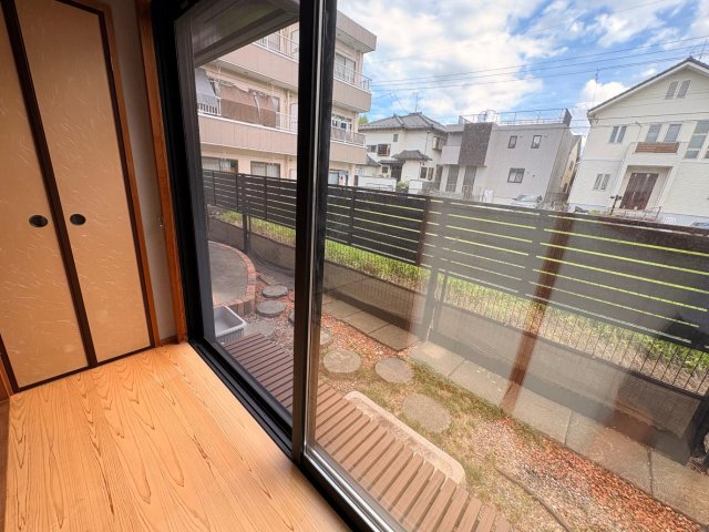 新柏テラス 大きな窓から自然光が入る明るい室内です。