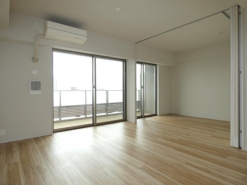 プレミスト湘南辻堂　ＦＯＲＥＳＴ Ｆａｃｅ キッチン側からのリビング