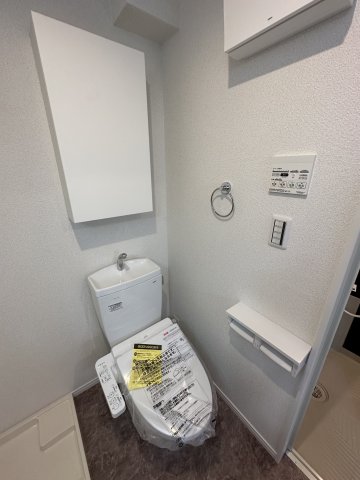 ウィルジューン六浦103号室 温水洗浄便座付き＆便利な収納付きです♪