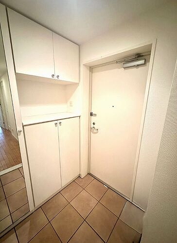 パークコリーナ上大岡アジュールコート 廊下からの玄関　※2026年2月撮影