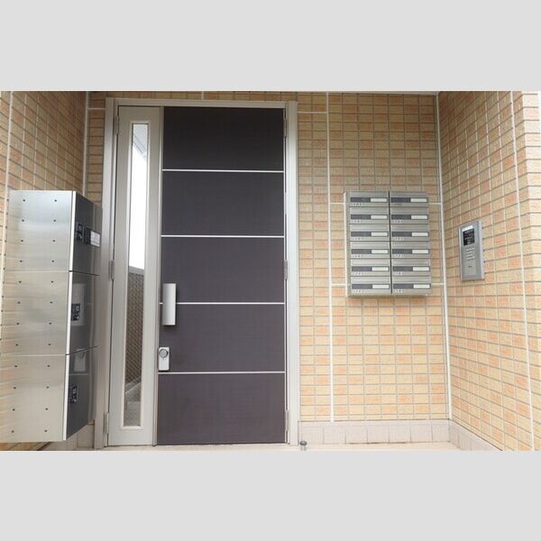 ベルソス高倉　A105号室 エントランス　宅配ボックスが設置されています