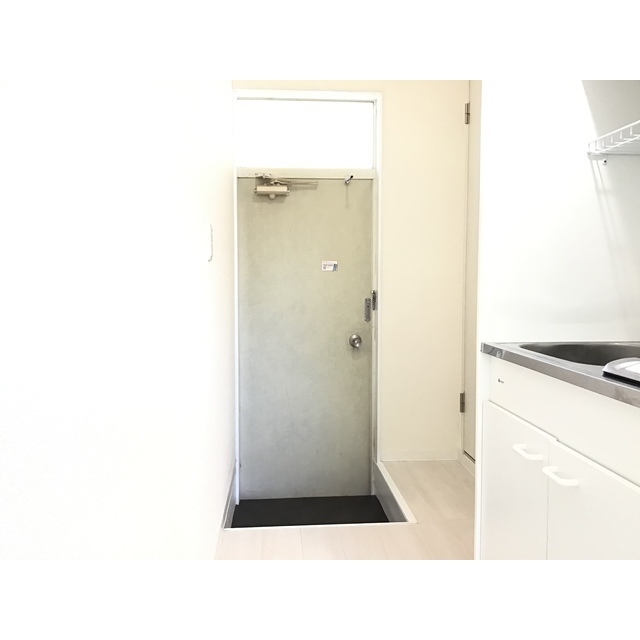 スリーパインズ103号室 玄関