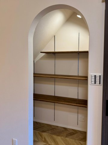 北欧ハウス稲荷町 階段下収納。リビングで必要なものはこちらに収納