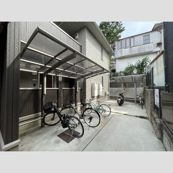 ウエストバード103号室 駐輪場