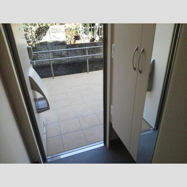 フローラ201号室 玄関