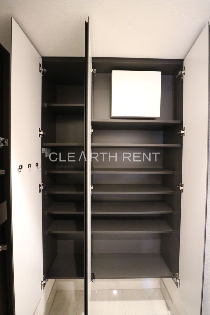 コンシェリア麻布 ＰＬＡＴＩＮＵＭ ＳＱＵＡＲＥ ☆収納豊富なシューズクローゼット☆