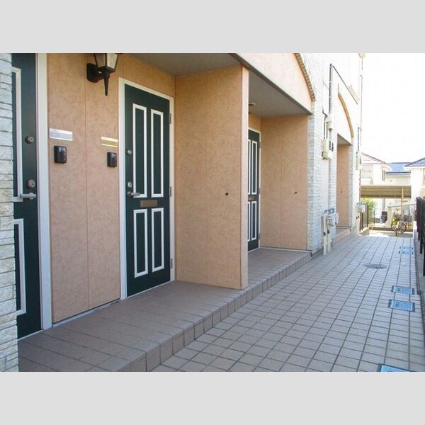 ルーチェ202号室 玄関前