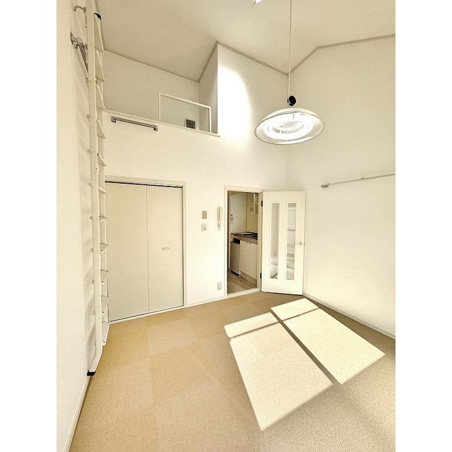 ジュネパレス松戸第524号 ロフト付で天井が高いです。