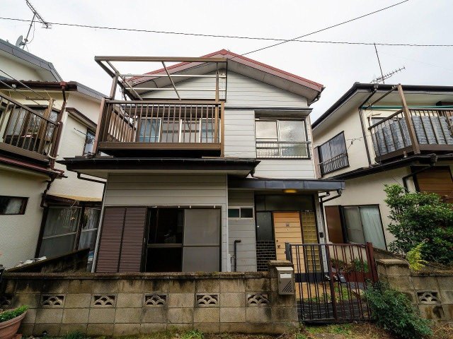 川越戸建て物件 入口に門扉、塀もあり、不審者対策となっています。