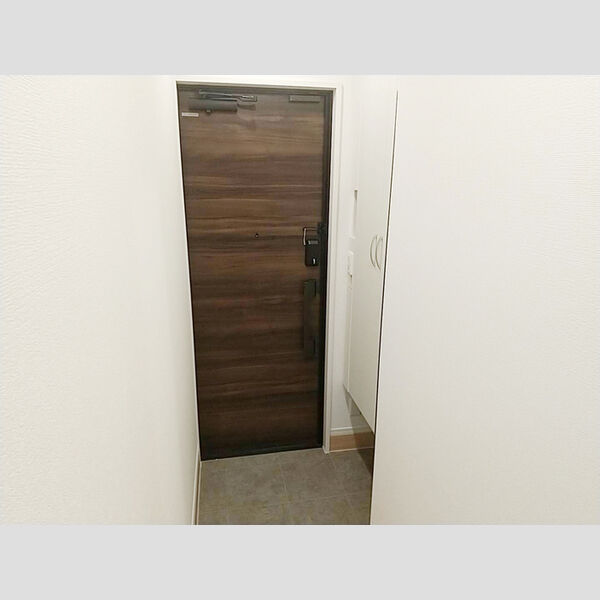 グリシーヌ203号室 玄関