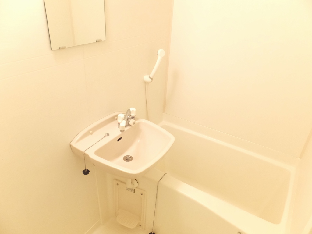 レオパレスＪＩＮＢＡ204号室 清潔感のある白を基調とした浴室です。