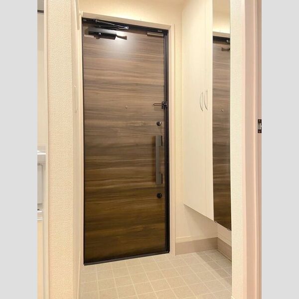 クレール藤沢Ⅱ101号室 玄関脇には鏡付きのシューズボックスがあります!