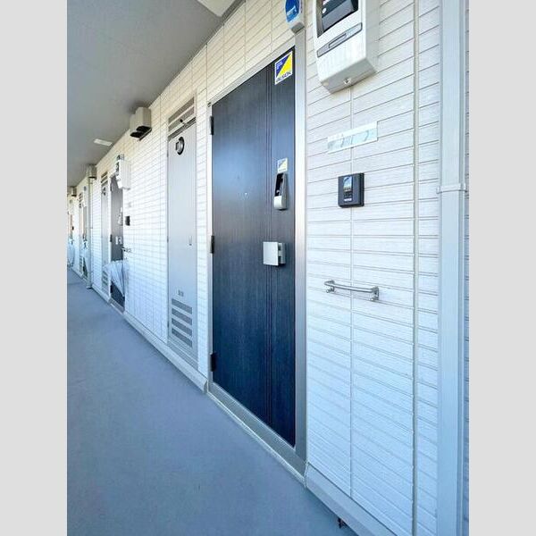 コリーヌヴェール盆栽106号室 玄関ドア