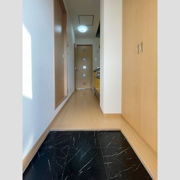 シャインローズ203号室 玄関