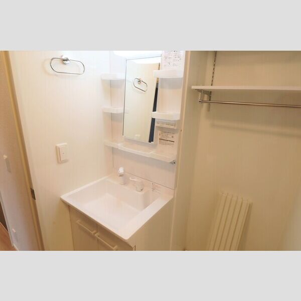 マ・メゾン鵠沼花沢　B205号室 洗面室の洗濯機スペース上部に収納棚があります