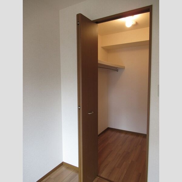 ファミール千葉寺203号室 ウォークインクローゼット
