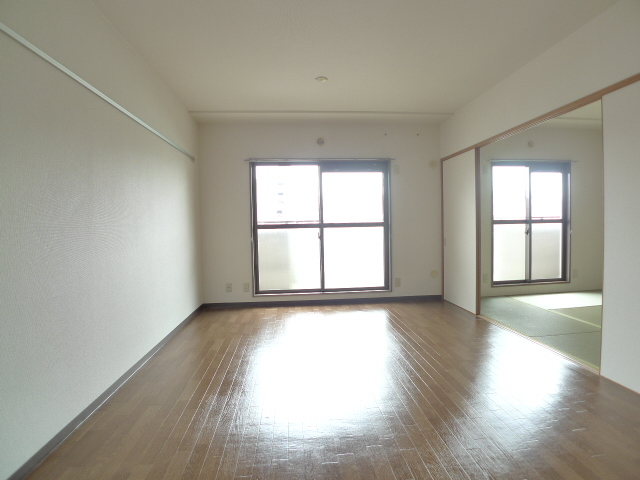 グランシャリオ誠治館 リビング