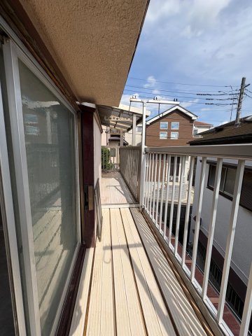 丘の上の、ソレイユと青い空。 広々としたバルコニーで洗濯物もたくさん干せます