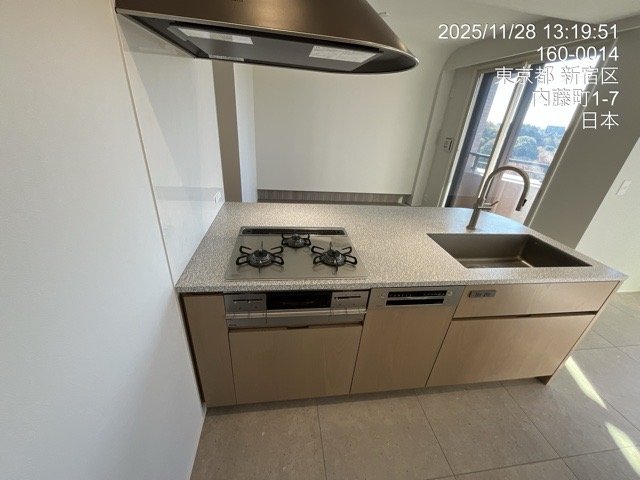 ジェイパーク御苑内藤町 システムキッチン（3口ガスコンロ・グリル付）