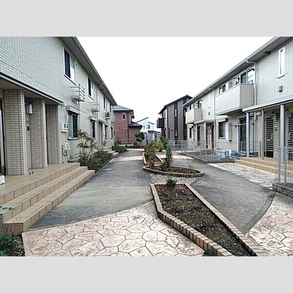 ルミエールA203号室 玄関前