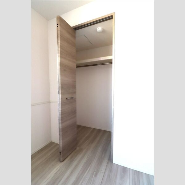 グラナーデ西大泉201号室 クローゼット