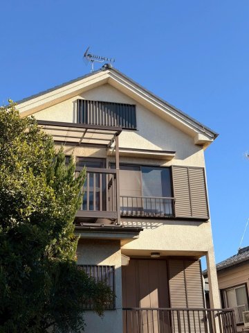 富士見市羽沢戸建て 日当たりのよいベランダ。勝手口から車庫に移動可能。