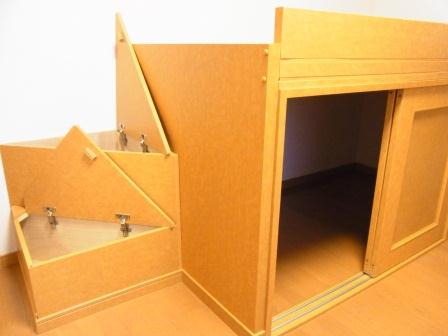 レオパレスエストゥベンダ ベッド下、階段部分も収納できます