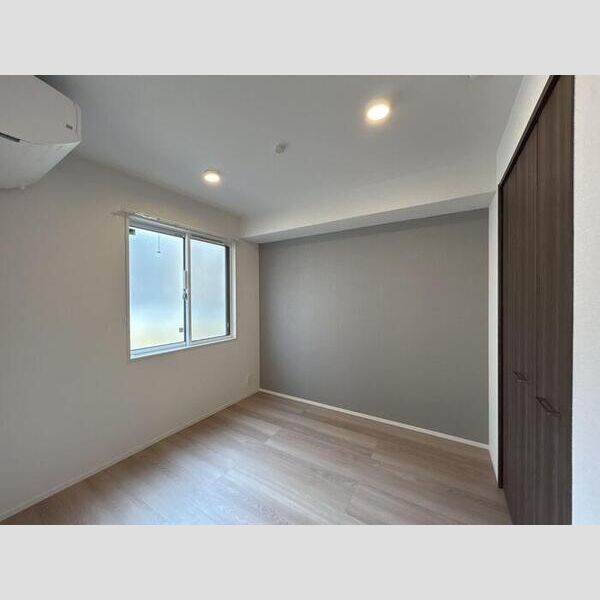 セレスティア西綾瀬106号室 洋室