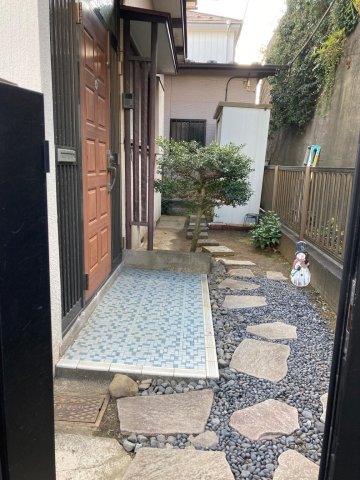 アルファ横浜 玄関前にも土のスペースがあるので，お花や植物の栽培が楽しめる