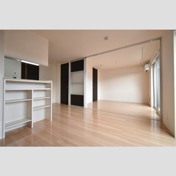 サザンウィング リビングダイニングと居室