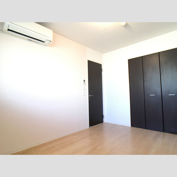 ジ・エレガンス城山106号室 洋室です。