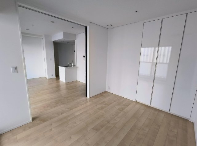 SKY FOREST RESIDENCE2209号室 洋室6畳、リビングと一体的に使え収納も十分