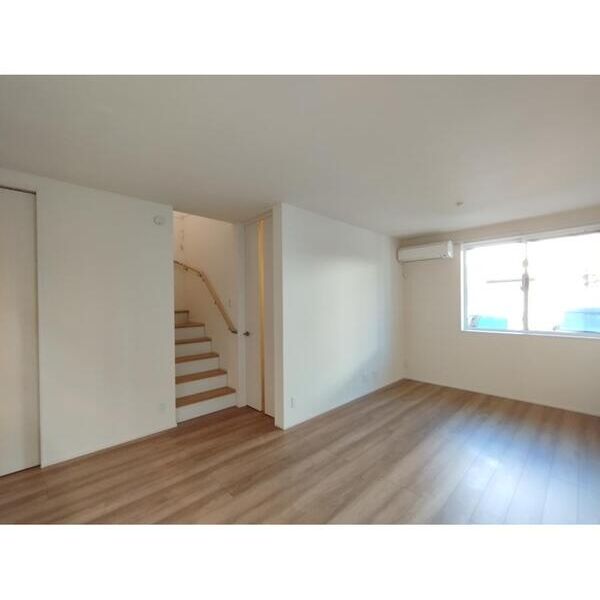 市川市大洲3丁目戸建貸家A号室 リビング