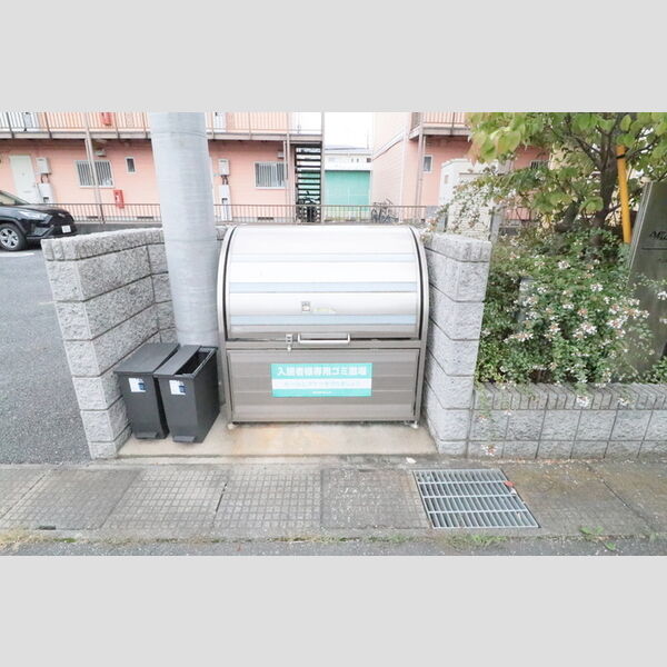 ウィスタリア イースト　A ゴミストッカー