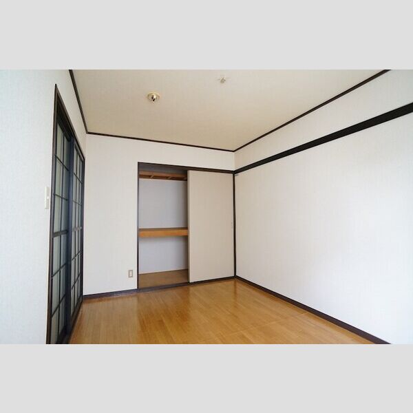 ナッツベリーハウス203号室 収納は広々1間