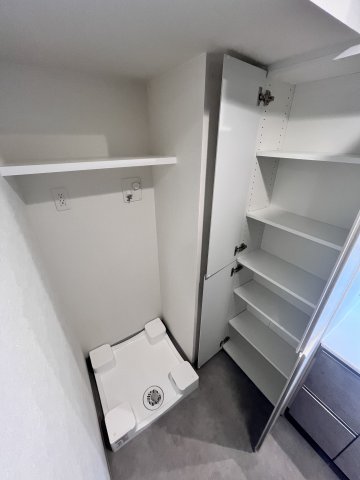びゅうリエット横浜平沼903号室 室内洗濯機置場　※別号室の参考写真です(現況優先・仕様違いの場合あり)