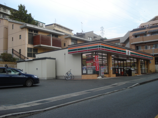 グレイシャス三田 セブンイレブン川崎東長沢店まで571ｍ