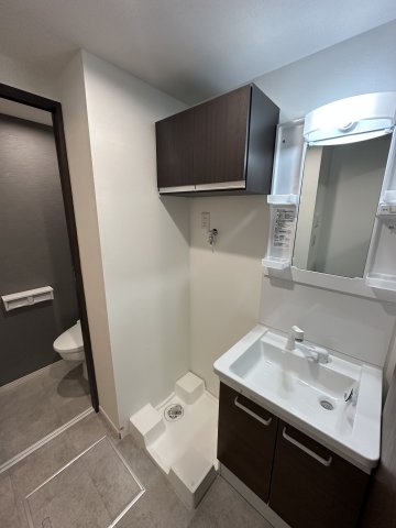 ベイルーム本厚木旭町103号室 洗面所に独立洗面台・トイレ・室内洗濯機置場があります！