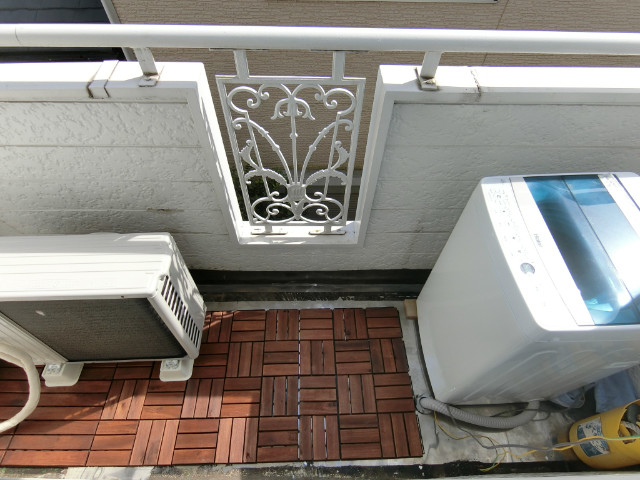 トータス西船Ａ棟 洗濯機付の明るいバルコニー